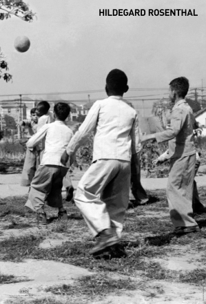 Pôster - Crianças jogando bola, c. 1940
