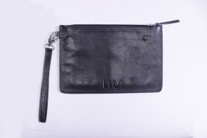 Necessaire preta em couro com alça 