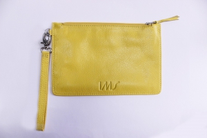 Necessaire amarela em couro com alça 