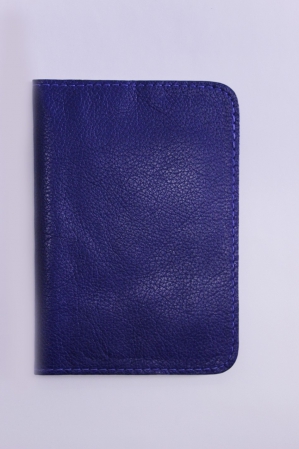 Porta passaporte azul em couro