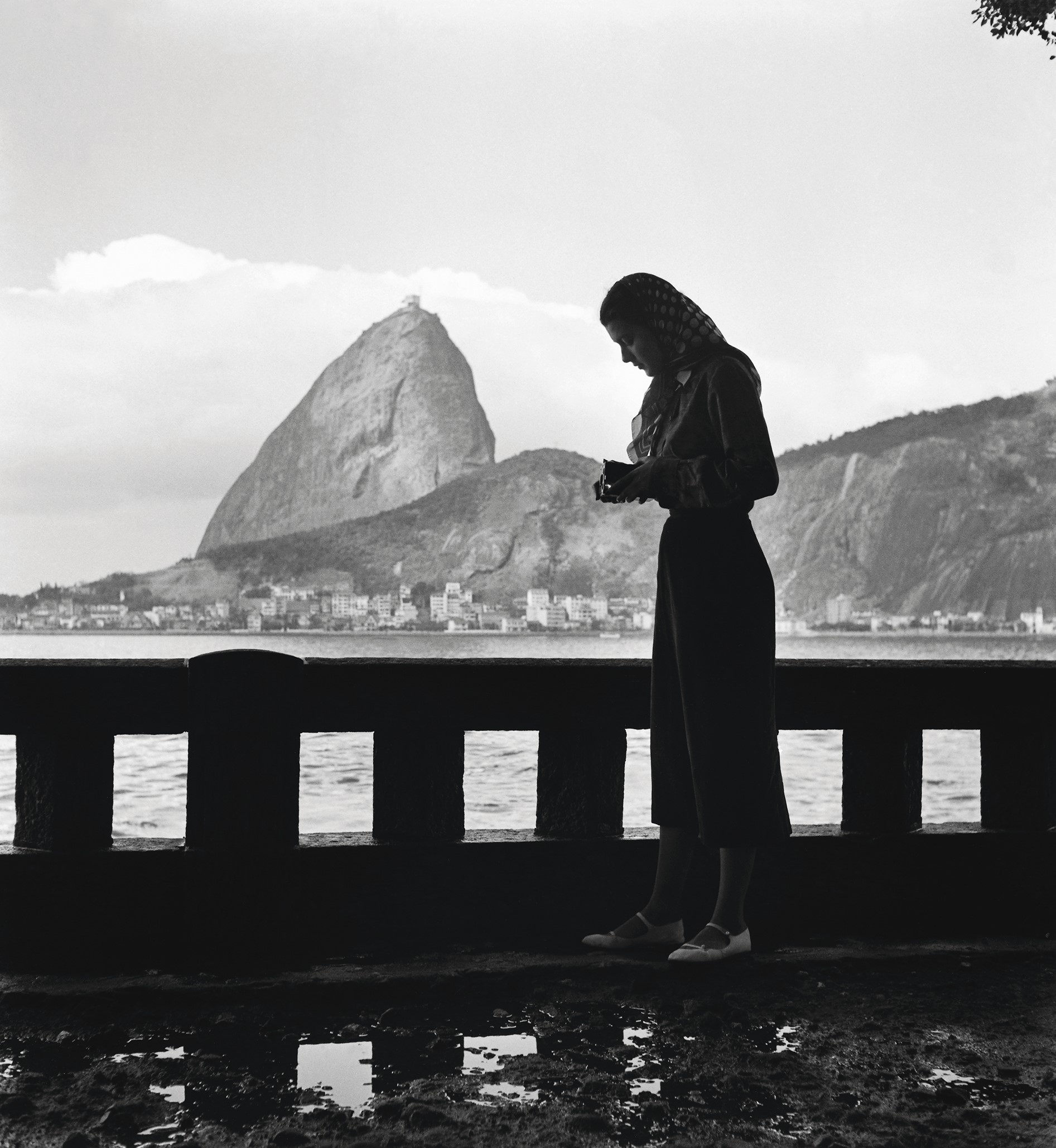 Fotógrafa na praia do Flamengo, com o Pão de Açúcar ao fundo, s/d - Rio de Janeiro - RJ