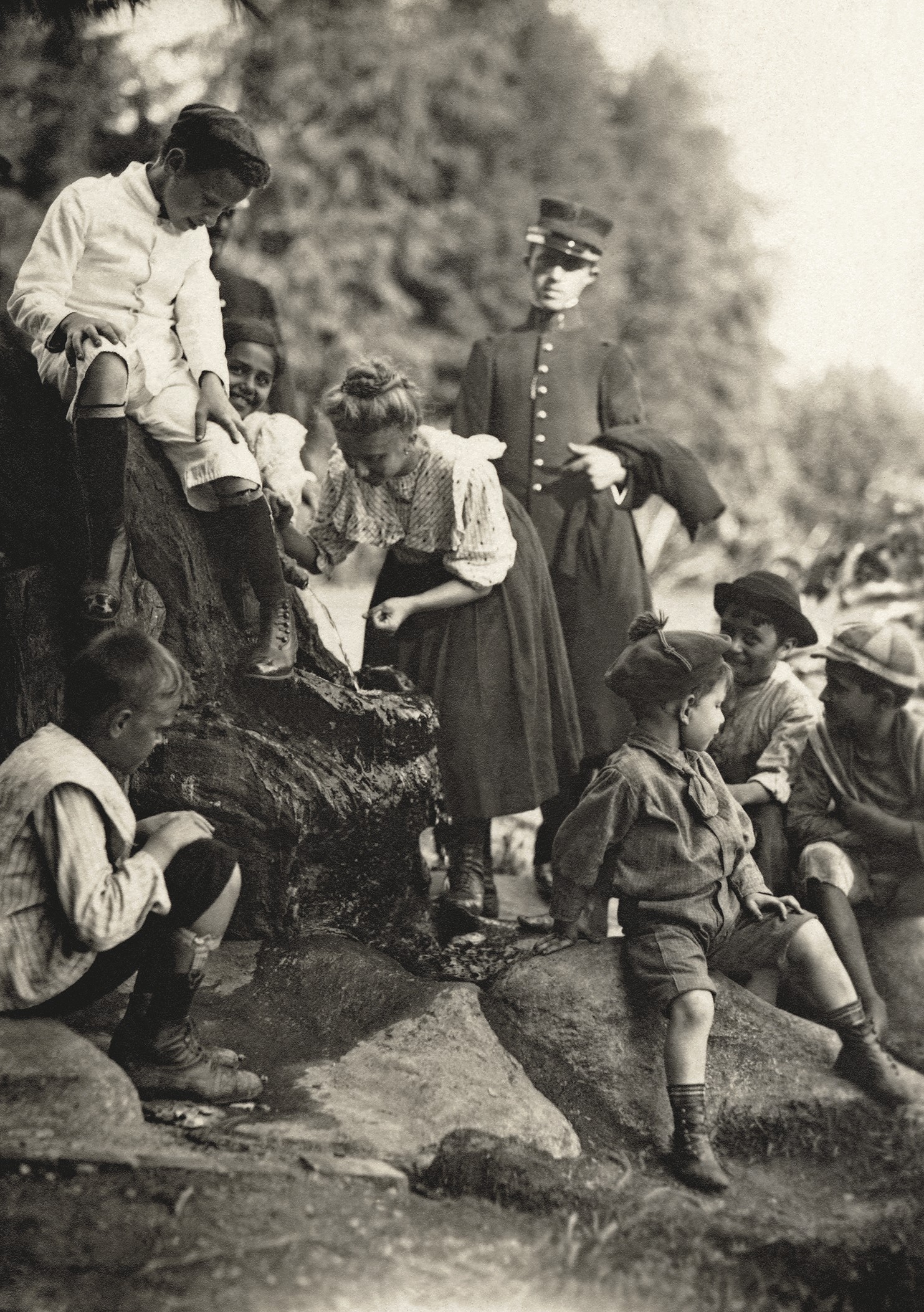 Crianças usando o bebedouro de um parque público, c. 1910 - São Paulo, SP