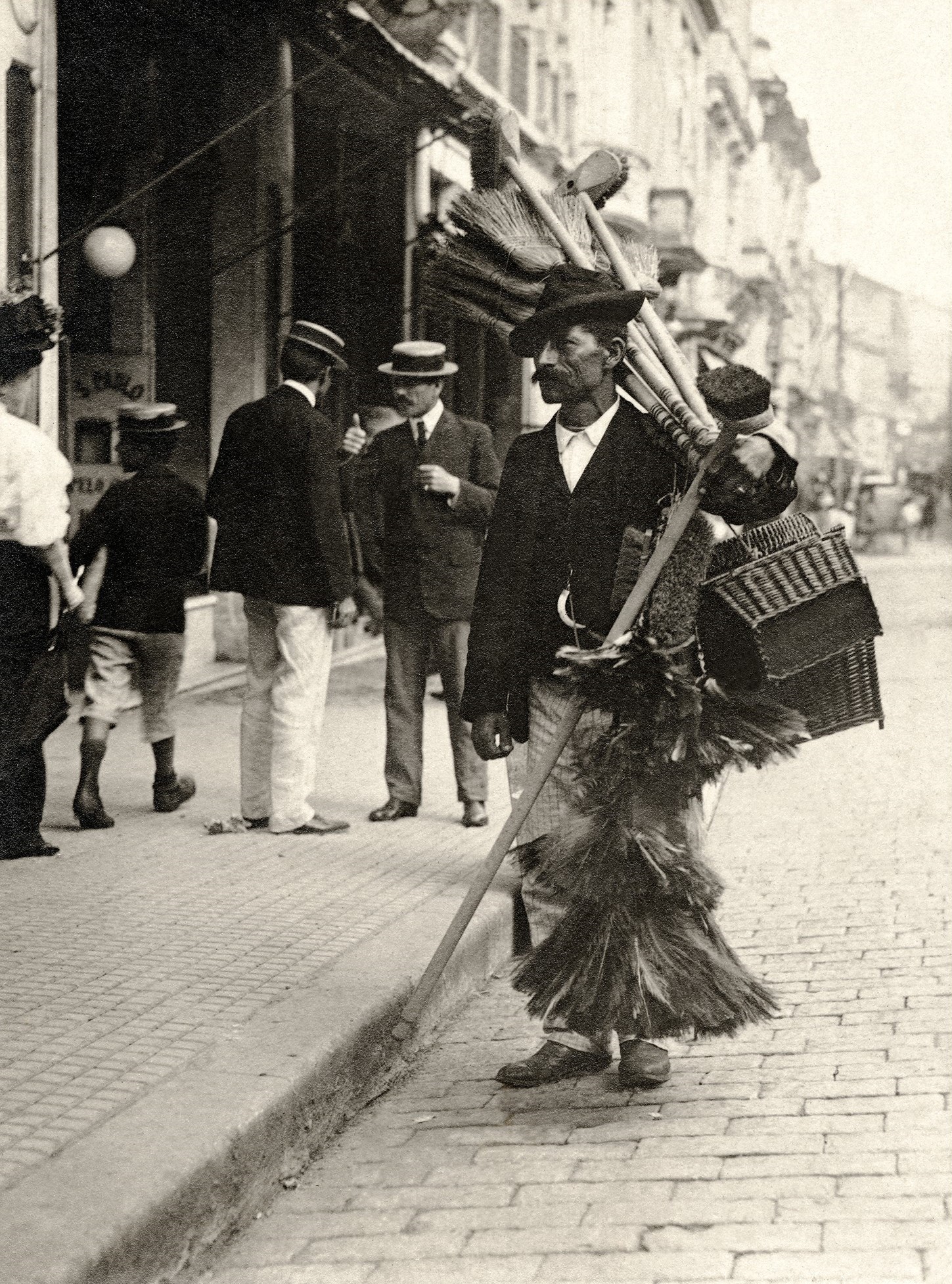 Vendedor de Vassouras em rua do centro da cidade, c. 1910 São Paulo, SP