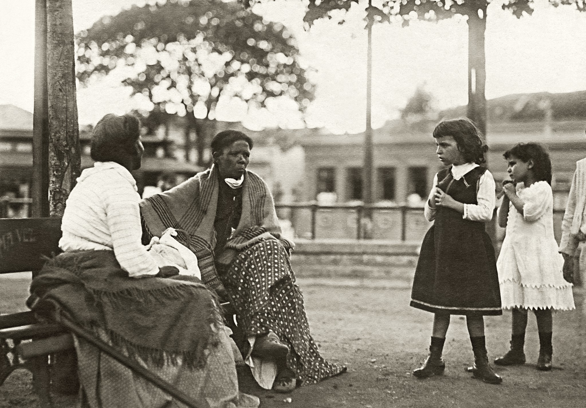 Mulheres Descansando em banco de praça, c. 1910 São Paulo, SP