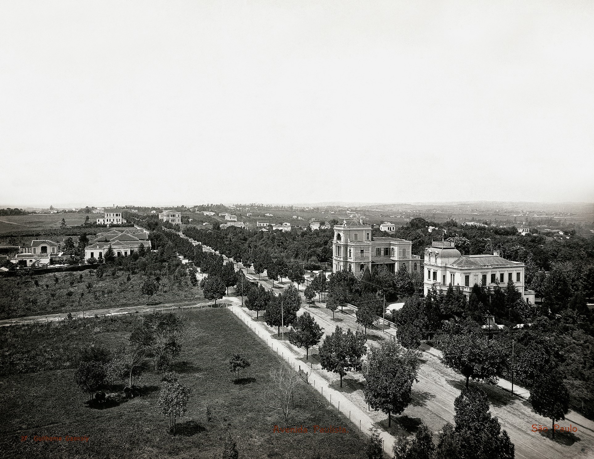 Avenida Paulista a partir da torre da residência Von Büllow, no sentido do bairro do Paraíso, 1902 São Paulo, SP