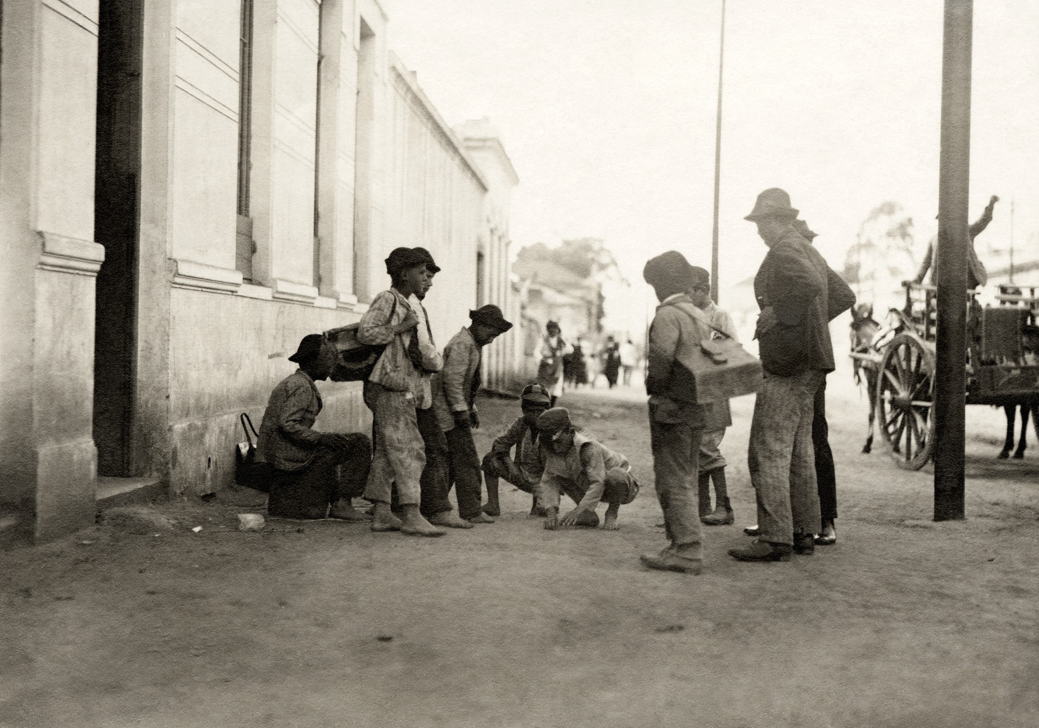 Meninos engraxates jogando bola de gude, c. 1910 São Paulo, SP