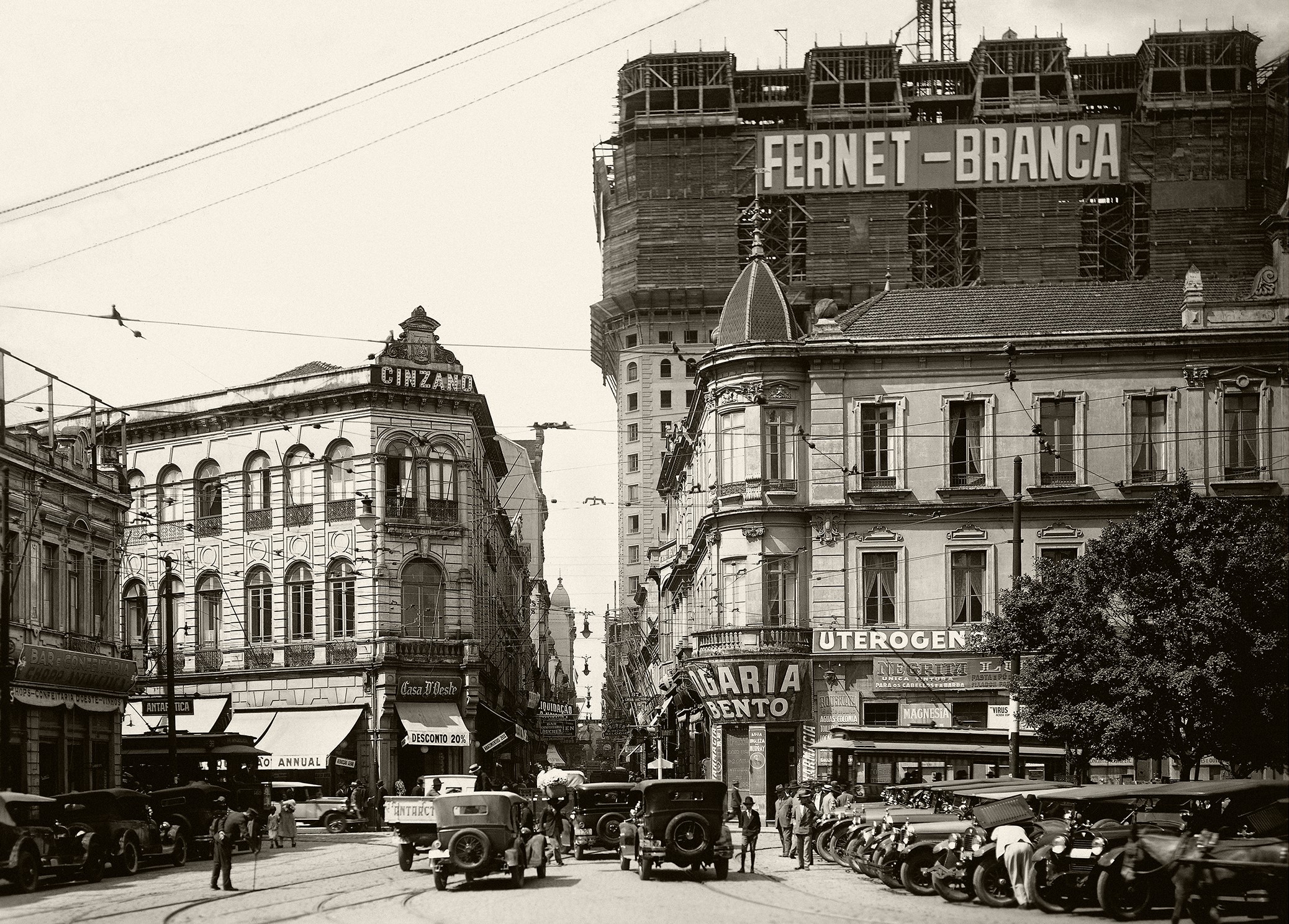 Largo de São Bento, com o Martinelli em construção, à direita, c. 1927 São Paulo, SP